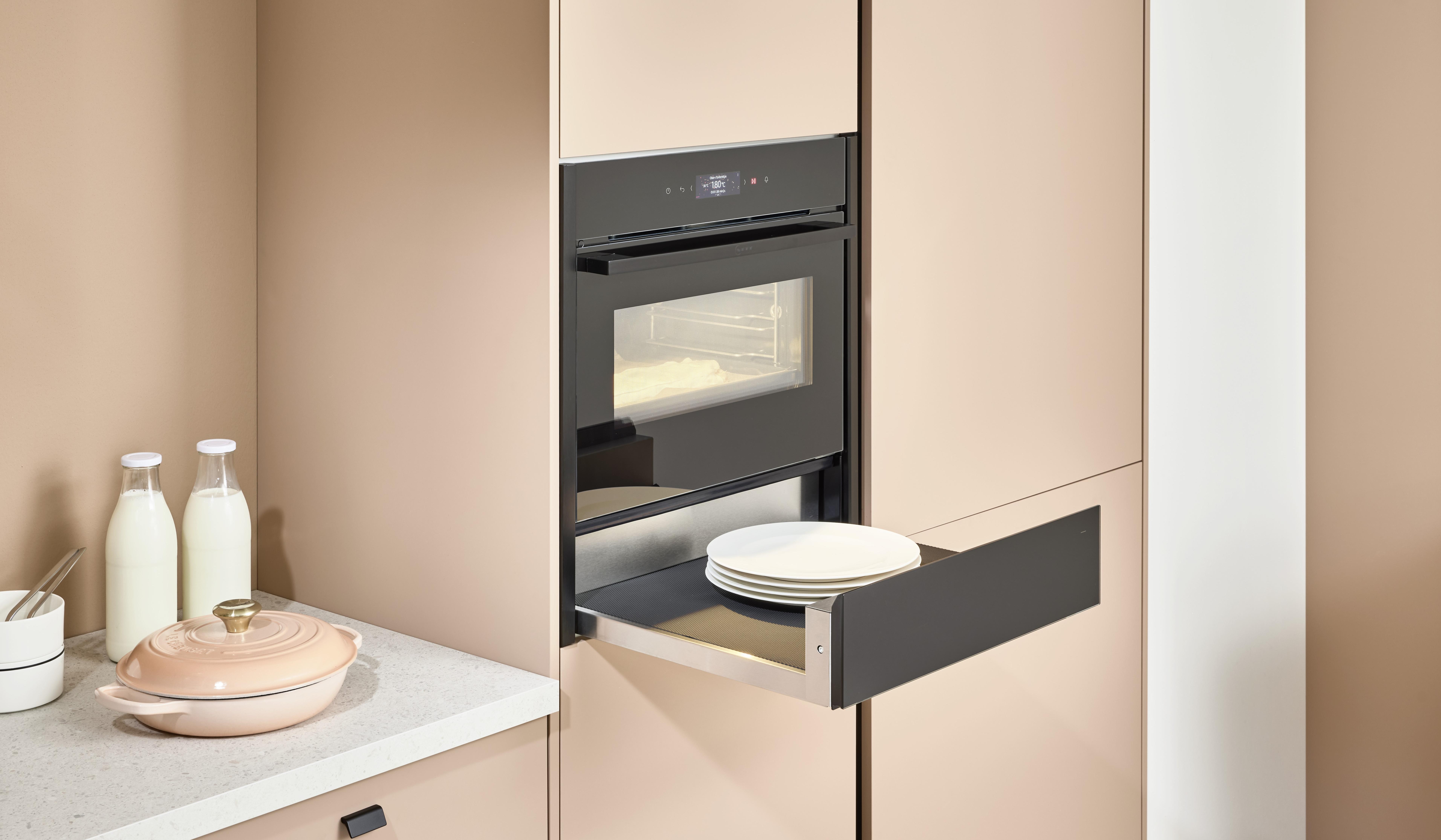NOBILIA Koralle mit Neff Geräten - Fokus auf Backofen mit Wärmeschublade, geöffnet, Einbaugerät