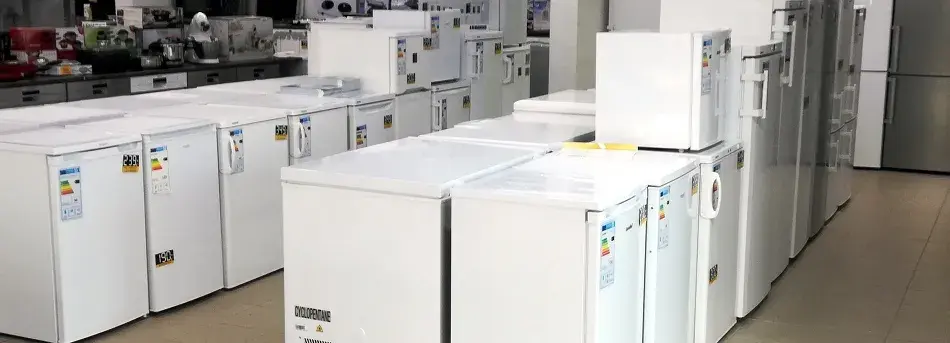 Weiße Gefrierschränke und Kühlschränke in einem Elektrofachgeschäft
