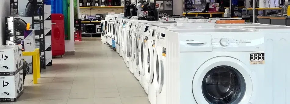 Reihe von Waschmaschinen in einem Elektrofachgeschäft
